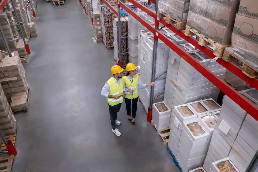 Vista de cámara de seguridad en bodega industrial
